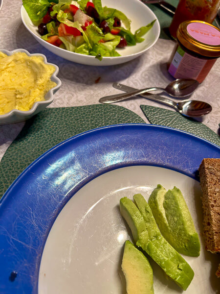 12 von 12 Juli 24 - Bild 11 Brotzeit mit Avocado und Salat