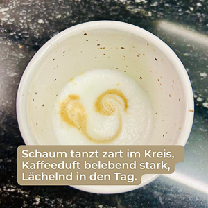 Morgenkaffee mit einem Lächeln im Milchschaum an 12 September 24