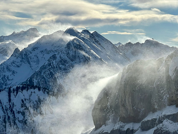 Der Berg im Nebel steht als Symbol für die Aufschieberitis.