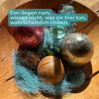 Bunte Eier in einer Schale – Symbol für ein ruhiges Osterwochenende