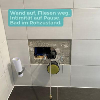 Geöffnete Fliesenwand im Bad – wenn Intimität eine Pause braucht